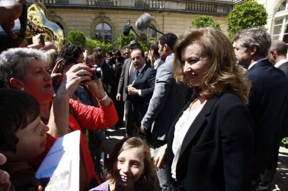 La première dame rebelle a eu un succès certain. François Hollande et Valérie Trierweiler ont pris le 14 juillet 2012, peu après 15 heures, un bain de foule pendant 20 minutes dans les jardins de l'Elysée, exceptionnellement ouverts au public à l'occasion de la Fête nationale.