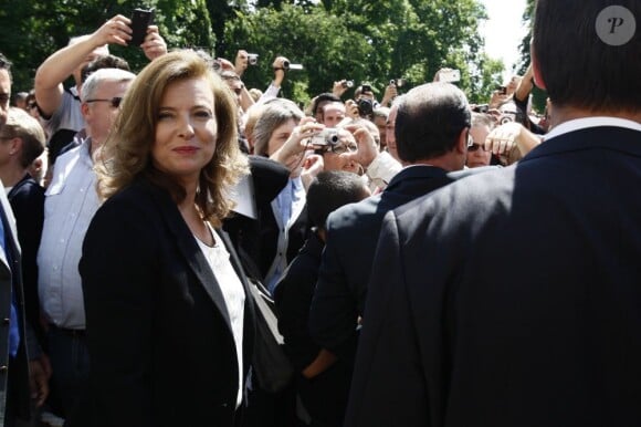 François Hollande et Valérie Trierweiler ont pris le 14 juillet 2012 un bain de foule pendant 20 minutes dans les jardins de l'Elysée, exceptionnellement ouverts au public à l'occasion de la Fête nationale.
