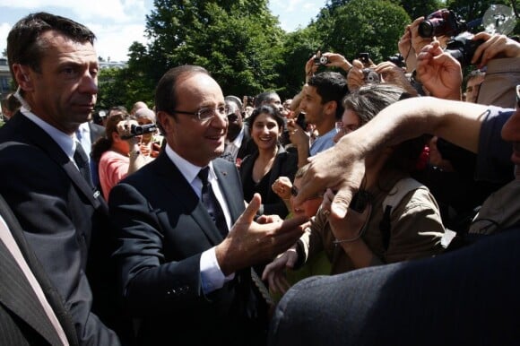 Entourés de sympathisants, François Hollande et Valérie Trierweiler ont pris le 14 juillet 2012, peu après 15 heures, un bain de foule pendant 20 minutes dans les jardins de l'Elysée, exceptionnellement ouverts au public à l'occasion de la Fête nationale.