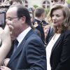 François Hollande et Valérie Trierweiler ont pris le 14 juillet 2012, peu après 15 heures, un bain de foule pendant 20 minutes dans les jardins de l'Elysée, exceptionnellement ouverts au public à l'occasion de la Fête nationale.