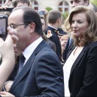 Valérie Trierweiler : Bain de foule avec le président aux jardins de l'Elysée