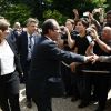 François Hollande et Valérie Trierweiler ont pris le 14 juillet 2012, peu après 15 heures, un bain de foule pendant 20 minutes dans les jardins de l'Elysée, exceptionnellement ouverts au public à l'occasion de la Fête nationale.