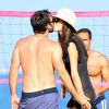 Alessandra Ambrosio amoureuse auprès de son Jamie Mazur sur la plage à Los Angeles profite du beau temps le 15 juillet 2012
