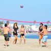 Alessandra Ambrosio sur la plage à Los Angeles profite du beau temps le 15 juillet 2012