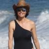 Lisa Rinna en balade sur une plage de Malibu, le 14 juillet 2012.