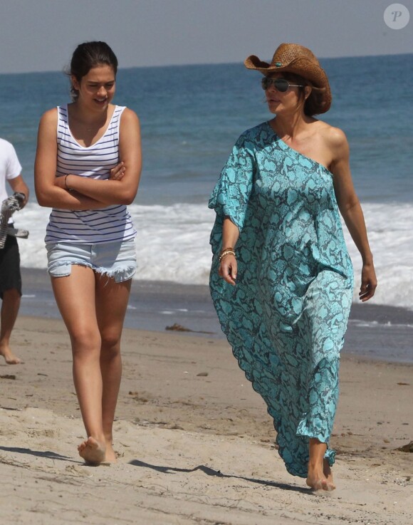 Lisa Rinna et sa fille aînée Delilah Belle en balade sur une plage de Malibu, le 14 juillet 2012.