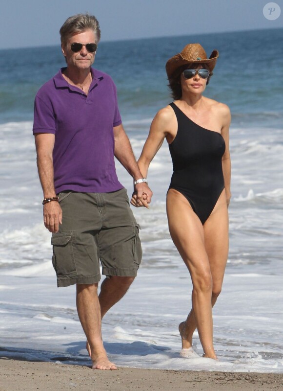 Lisa Rinna et Harry Hamlin en balade sur une plage de Malibu, le 14 juillet 2012.