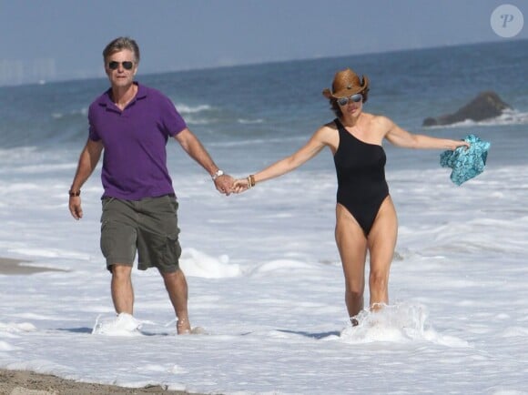 L'actrice Lisa Rinna et Harry Hamlin en balade sur une plage de Malibu, le 14 juillet 2012.