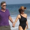 Lisa Rinna et Harry Hamlin en balade sur une plage de Malibu, le 14 juillet 2012.