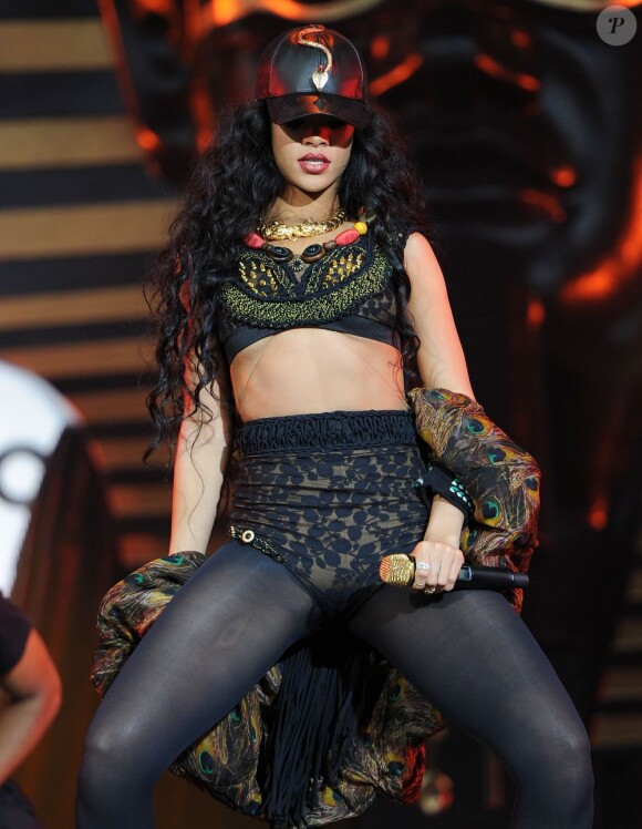 Rihanna sur scène lors du Barclaycard Wireless Festival. Londres, le 8 juillet 2012.
