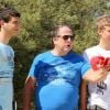 Paul-Loup Sulitzer heureux d'être entouré de ses fils James et Edouard au Club 55, près de Saint-Tropez, le 16 juillet 2012.