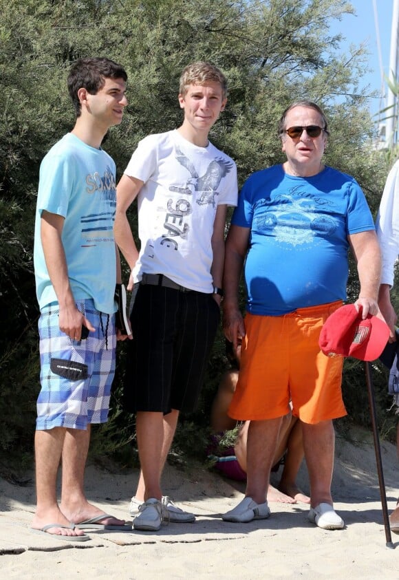 Paul-Loup Sulitzer entouré de ses fils James et Edouard au Club 55, près de Saint-Tropez, le 16 juillet 2012.