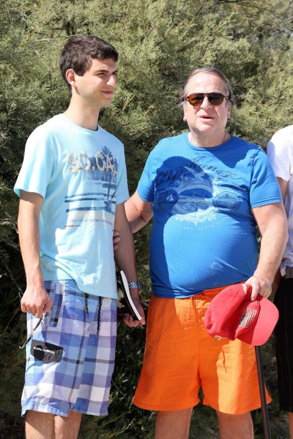 Paul-Loup Sulitzer avec son fils James au Club 55, près de Saint-Tropez, le 16 juillet 2012.