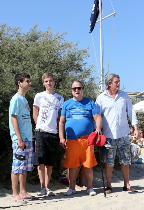 Paul-Loup Sulitzer retrouvent ses fils James et Edouard au Club 55, près de Saint-Tropez, le 16 juillet 2012.