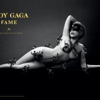 Lady Gaga nue et couverte d'hommes pour présenter son parfum, Fame
