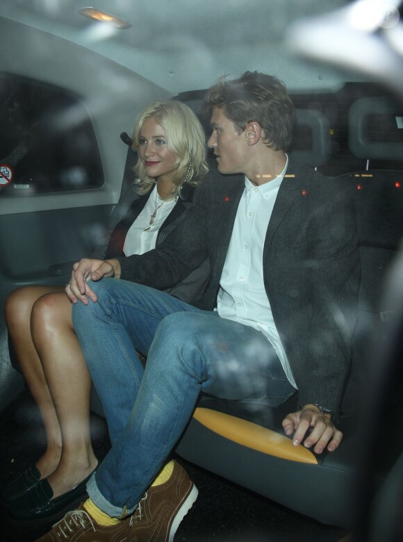 Pixie Lott et son boyfriend Oliver Cheshire à l'arrière de leur voiture le 17 juillet 2012 devant le Morton's Club, à Londres, où se déroulait un dîner organisé par Johnnie Walker Blue Label.