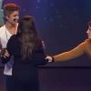 Justin Bieber garde son sang-froid face à une fan sur la scène d'Australia's Got Talent, avant qu'elle ne soit tirée par le staff.