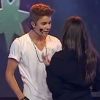 Justin Bieber sur le plateau d'Australia's Got Talent, garde son calme face à une fan envahissante.