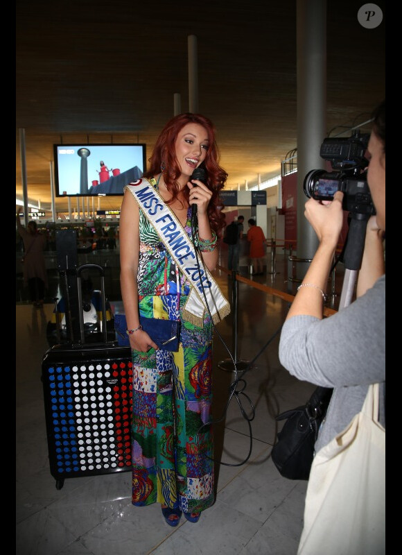 Delphine Wespiser lors de son départ pour le concours de Miss Monde en Chine le 19 juillet 2012 à l'aéroport Roissy Charles de Gaulle