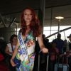 Delphine Wespiser arbore une valise très frenchy lors de son départ pour le concours de Miss Monde en Chine le 19 juillet 2012 à l'aéroport Roissy Charles de Gaulle
