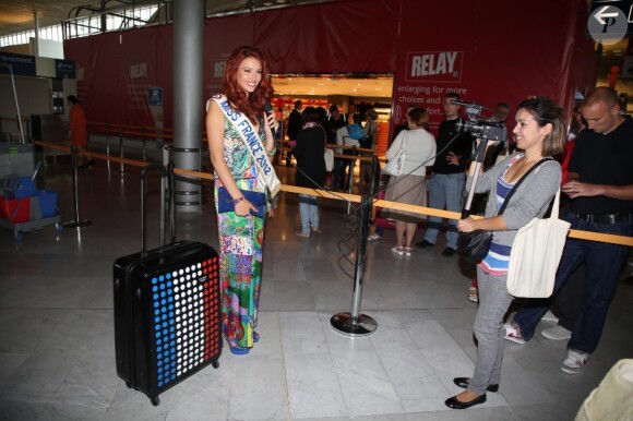 Delphine Wespiser lors de son départ pour le concours de Miss Monde en Chine le 19 juillet 2012 à l'aéroport Roissy Charles de Gaulle