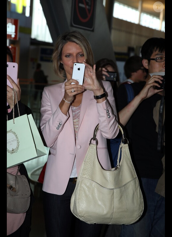Sylvie Tellier accompagne Delphine Wespeiser lors de son départ pour le concours de Miss Monde en Chine le 19 juillet 2012 à l'aéroport Roissy Charles de Gaulle