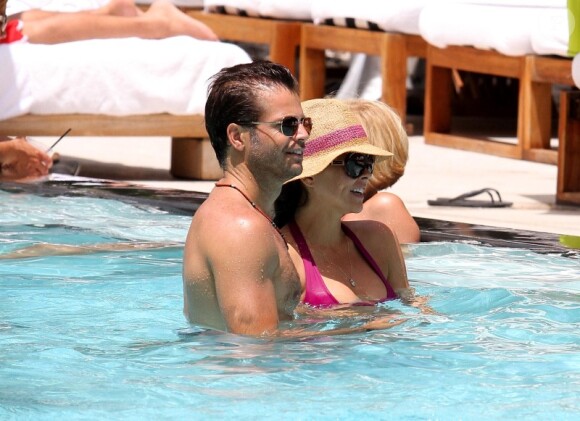 David Charvet et sa femme Brooke Burke à la piscine à Miami, le 19 juillet 2012