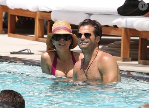 David Charvet et sa femme Brooke Burke, toujours aussi glamour, à la piscine à Miami, le 19 juillet 2012