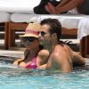 David Charvet et sa femme Brooke Burke, toujours aussi branchés, à la piscine à Miami, le 19 juillet 2012