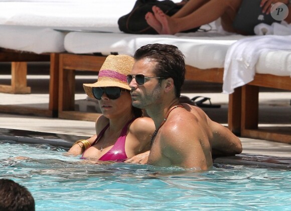 David Charvet et sa femme Brooke Burke, toujours aussi branchés, à la piscine à Miami, le 19 juillet 2012