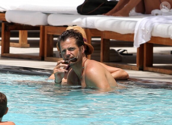 David Charvet et sa femme Brooke Burke à la piscine à Miami, le 19 juillet 2012