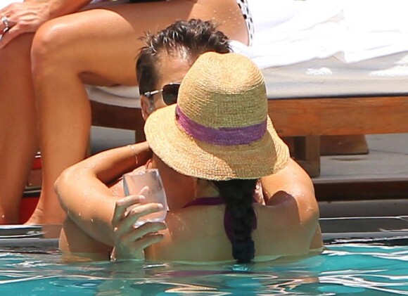 David Charvet et sa femme Brooke Burke à la piscine à Miami, le 19 juillet 2012