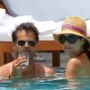 David Charvet et sa femme Brooke Burke à la piscine à Miami, le 19 juillet 2012 - Les deux stars se rafraichissent dans la piscine
