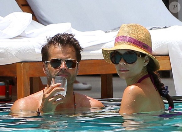 David Charvet et sa femme Brooke Burke à la piscine à Miami, le 19 juillet 2012 - Les deux stars se rafraichissent dans la piscine