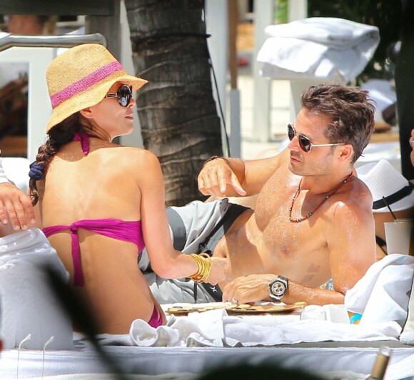 David Charvet et sa femme Brooke Burke à la piscine à Miami, le 19 juillet 2012