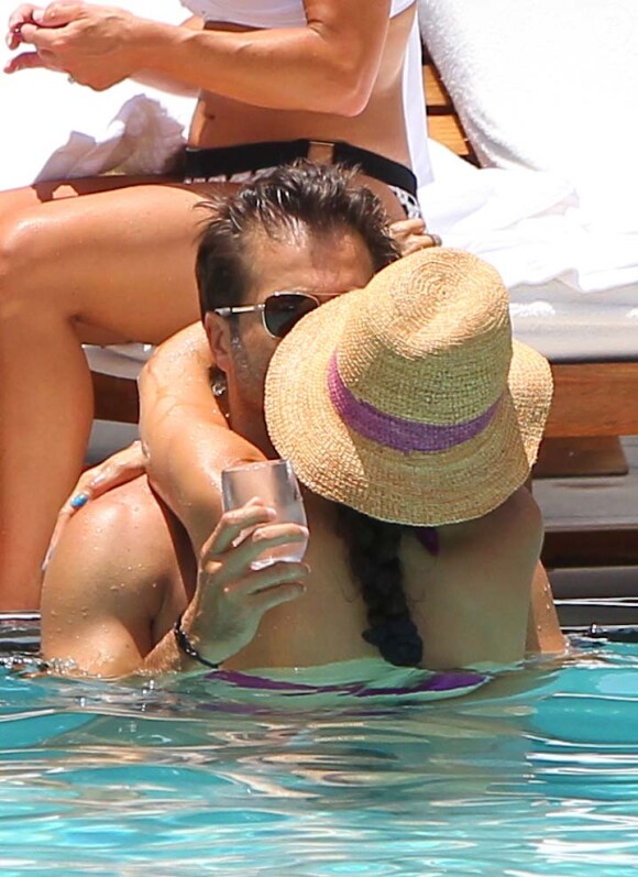 David Charvet et sa femme Brooke Burke s'embrassent à la piscine à Miami, le 19 juillet 2012