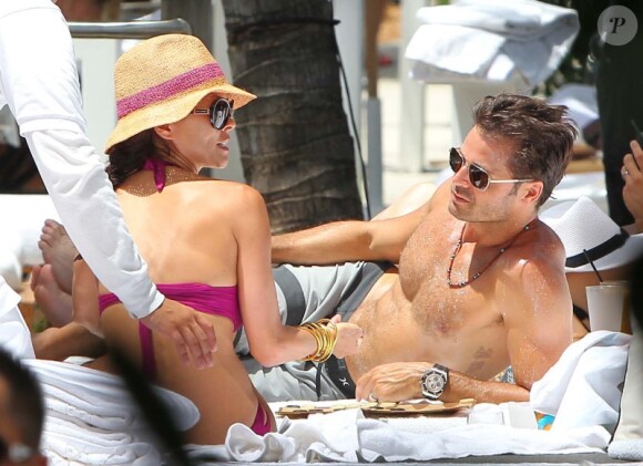 David Charvet et sa femme Brooke Burke à la piscine à Miami, le 19 juillet 2012