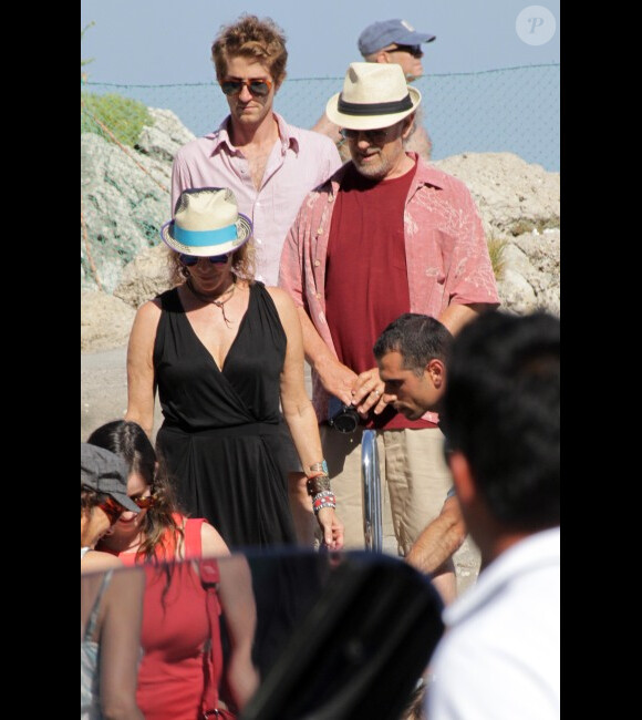 Steven Spielberg et son épouse Kate embarquent à bord d'un yacht, le jeudi 19 juillet 2012.