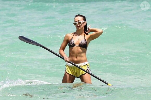 Karina Smirnoff sensuelle sur sa planche de paddleboard le 20 juillet 2012 à South Beach à Miami