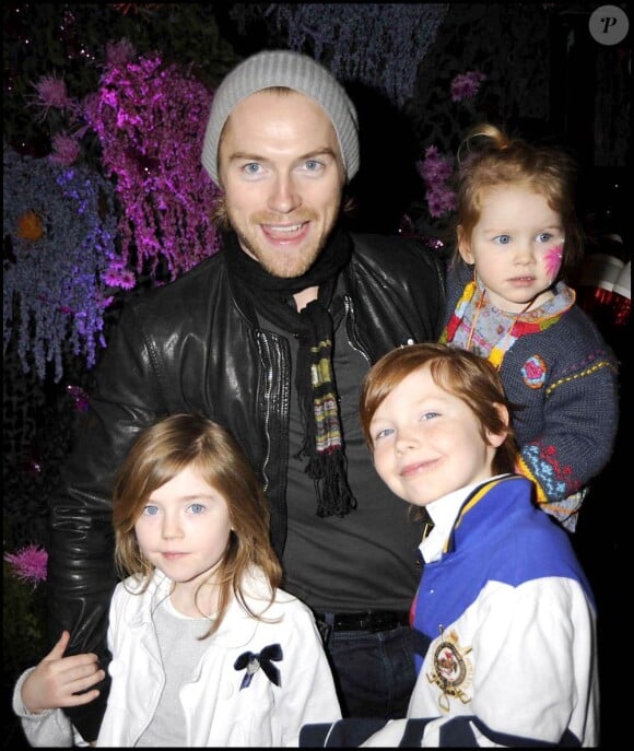 Ronan Keating et ses trois enfants à Londres, mars 2008.