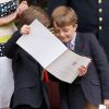 Les princes Nicolas et Aymeric, 6 ans, fils du prince Laurent et de la princesse Claire, se sont montrés particulièrement dissipés durant la parade militaire...
La famille royale de Belgique célébrait le 21 juillet 2012 la Fête nationale.