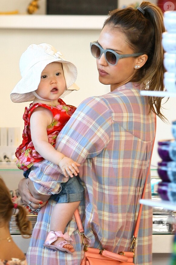 Jessica Alba et son adorable fille Haven le dimanche 22 juillet 2012 lors d'une promenade à Los Angeles