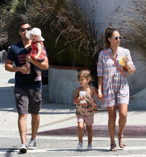 Jessica Alba a retrouvé Los Angeles et se balade en famille le dimanche 22 juillet 2012.
