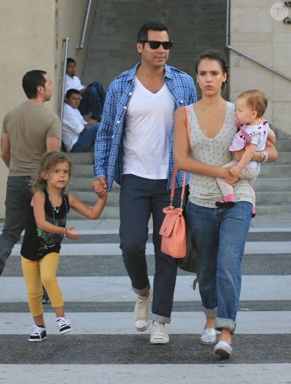 Jessica Alba a retrouvé Los Angeles et se balade en famille le dimanche 21 juillet 2012.