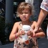La petite Honor joue les grandes avec sa maman Jessica Alba lors d'une balade en famille le dimanche 22 juillet 2012.