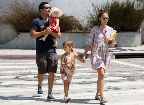 Jessica Alba lors d'une sortie ensoleillée en famille à Los Angeles le 22 juillet 2012