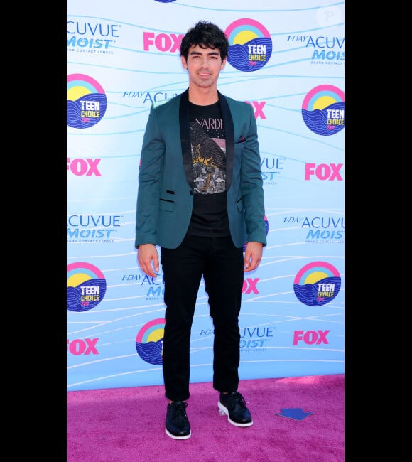 Joe Jonas pose sur le tapis rouge lors de la cérémonie des Teen Choice Awards 2012 à Los Angeles, le dimanche 22 juillet 2012.