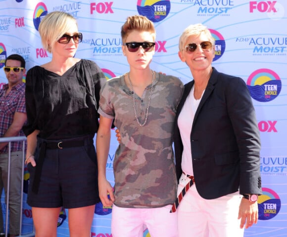 Portia de Rossi, Justin Bieber et Ellen DeGeneres posent sur le tapis rouge lors de la cérémonie des Teen Choice Awards 2012 à Los Angeles, le dimanche 22 juillet 2012.