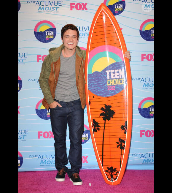 pose sur le tapis rouge lors de la cérémonie des Teen Choice Awards 2012 à Los Angeles, le dimanche 22 juillet 2012.