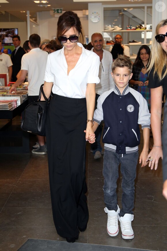 Victoria Beckham sort de chez Colette à Paris avec son fils Romeo le 23 juillet 2012